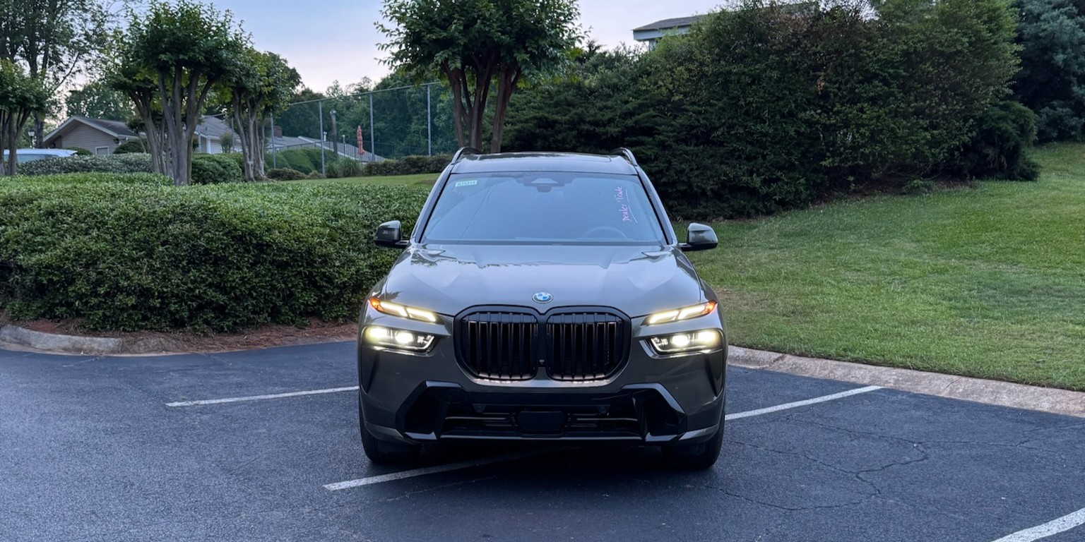 2025 BMW X7 view 2