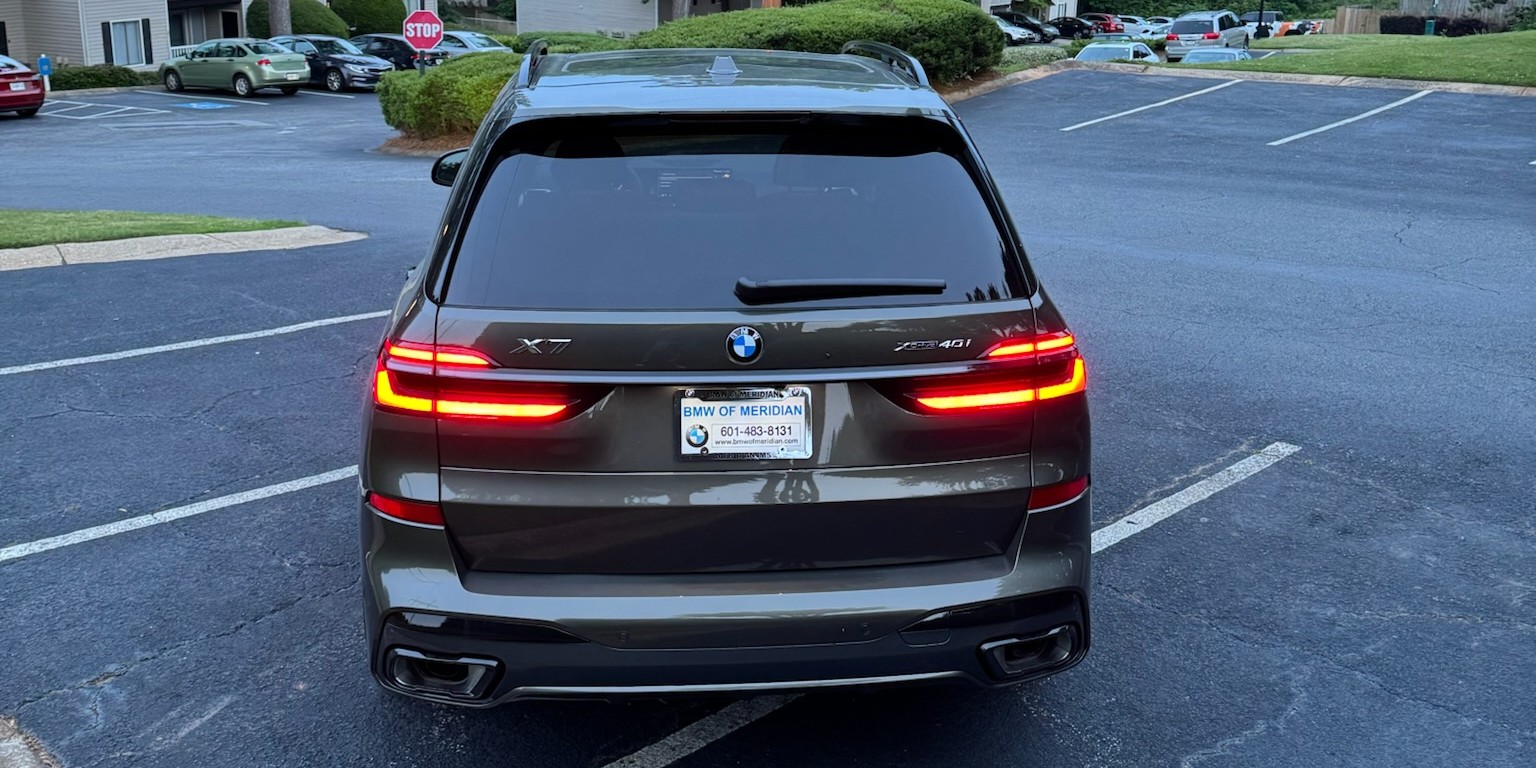 2025 BMW X7 view 5