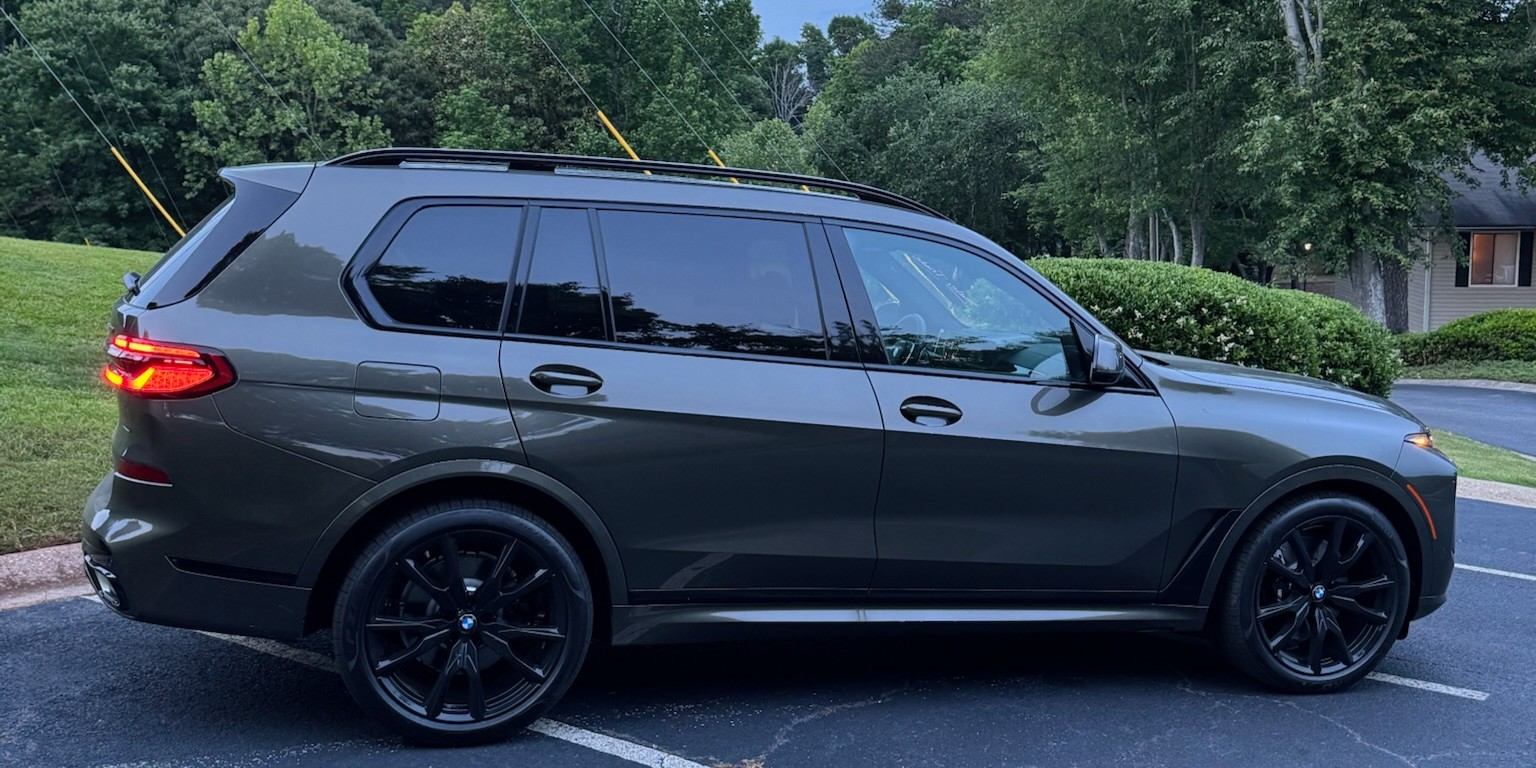 2025 BMW X7 view 4