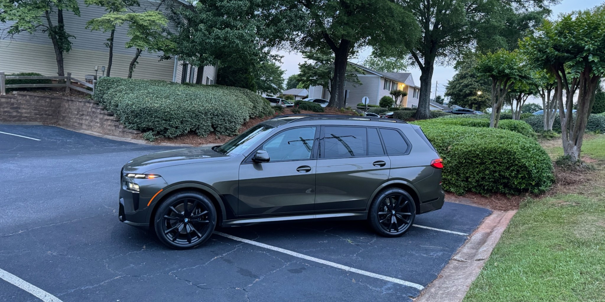 2025 BMW X7 view 3